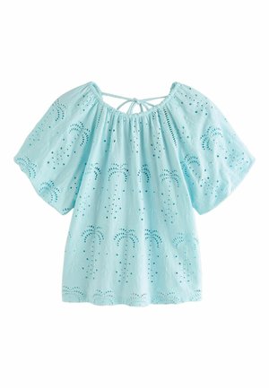 Hellblaue Bluse mit kurzen Ärmeln, Lochstickerei, elastischem Ausschnitt und Bindebandverschluss hinten.