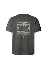 Grijze katoenen T-shirt met een geprinte graphic op de achterkant, die een voetbalwedstrijd schetst. Inclusief tekstdetails in witte en zwarte accenten.