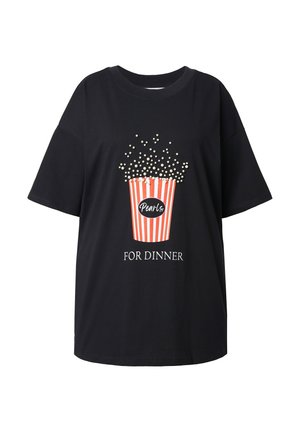 Zwarte oversized t-shirt met een popcornemmer grafiek in rood en wit. De tekst luidt "Pearls FOR DINNER" onder de grafiek.