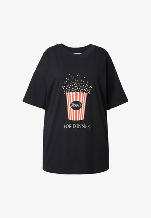 Zwarte oversized t-shirt met een popcornemmer grafiek in rood en wit. De tekst luidt "Pearls FOR DINNER" onder de grafiek.