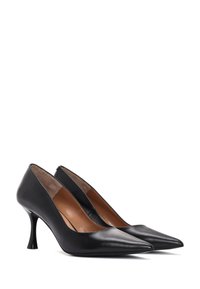Zapatos de tacón alto de cuero negro con punta afilada, lados curvados y un diseño único de tacón pequeño. Textura suave y estilo minimalista.