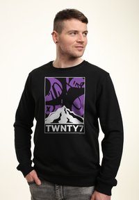 Černá mikina s grafikou, která zobrazuje horu a abstraktní fialové tvary. Na spodní části je výrazně vytištěn nápis "TWNTY7".