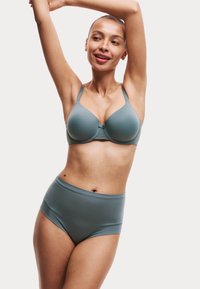 Soutien-gorge grigio-blu chiaro con coppe sagomate e spalline regolabili, abbinato a mutandine alte in coordinato. Tessuto liscio, senza motivi visibili.