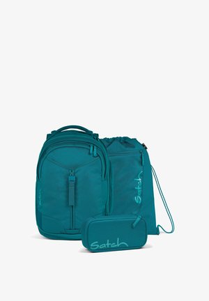 De teal rugtas set omvat een hoofdrugtas, een trekkoordpouch en een etui, allemaal gemaakt van duurzaam materiaal met een gestructureerde afwerking en ritsen.