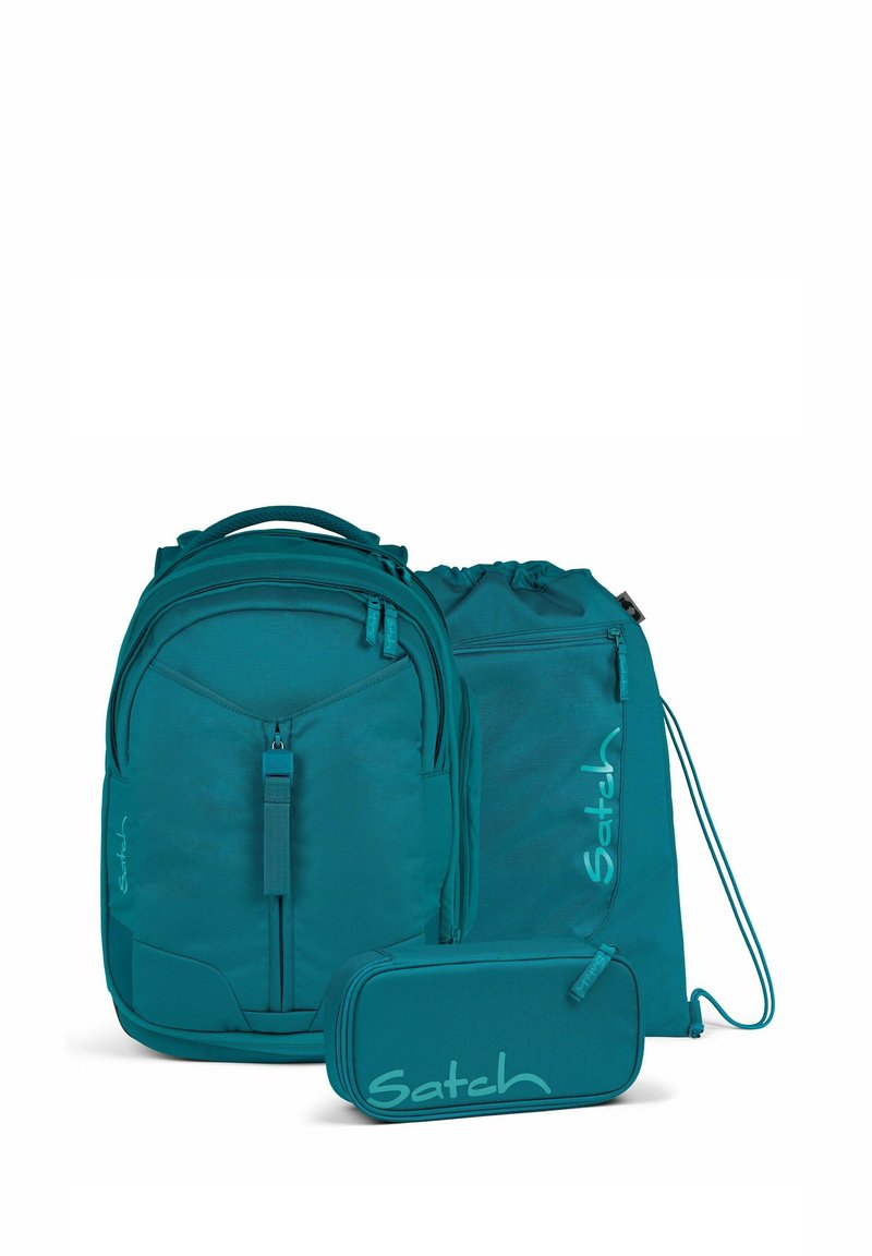Il set di zaini color teal include uno zaino principale, una sacca a corda e un astuccio, tutti realizzati in tessuto resistente con finiture testurizzate e cerniere.