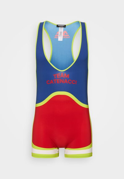 Kék felsővel, piros alsóval és zöld kiegészítőkkel ellátott fürdőruha. Mély dekoltázzsal és merész "TEAM CATENACCI" felirattal a mellkasán.