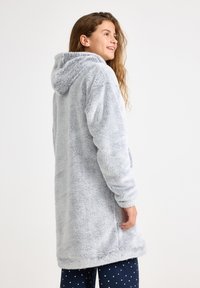 Hellgrauer, flauschiger Mantel mit Kapuze und langen Ärmeln, mit einer weichen Textur und lockerem Sitz, der bis zur Mitte des Oberschenkels reicht.