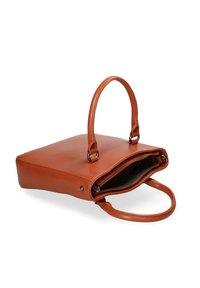 Borsa a mano in pelle marrone con forma quadrata, manici doppi e chiusura con cerniera che mostra scomparti interni. Texture liscia, hardware minimale.