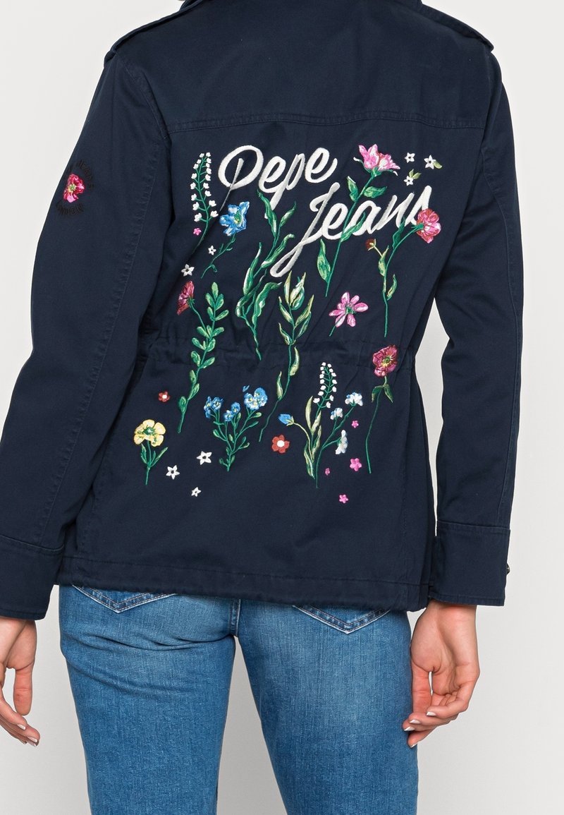 Granatowa kurtka z kolorowym haftem kwiatowym na plecach oraz napisem "Pepe Jeans", wykonana z teksturowanej tkaniny o dopasowanym kroju.