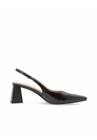 Musta lakattu nahkainen slingback-kengä, jossa on terävä kärki ja geometrinen lohkokorko. Suora pinta, jossa on vain minimaalista yksityiskohtaisuutta.