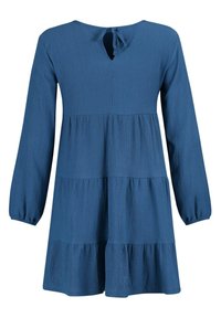 Robe bleue à manches longues avec volants, tissu texturé, petite fermeture nouée en forme de clé à l'encolure ronde.