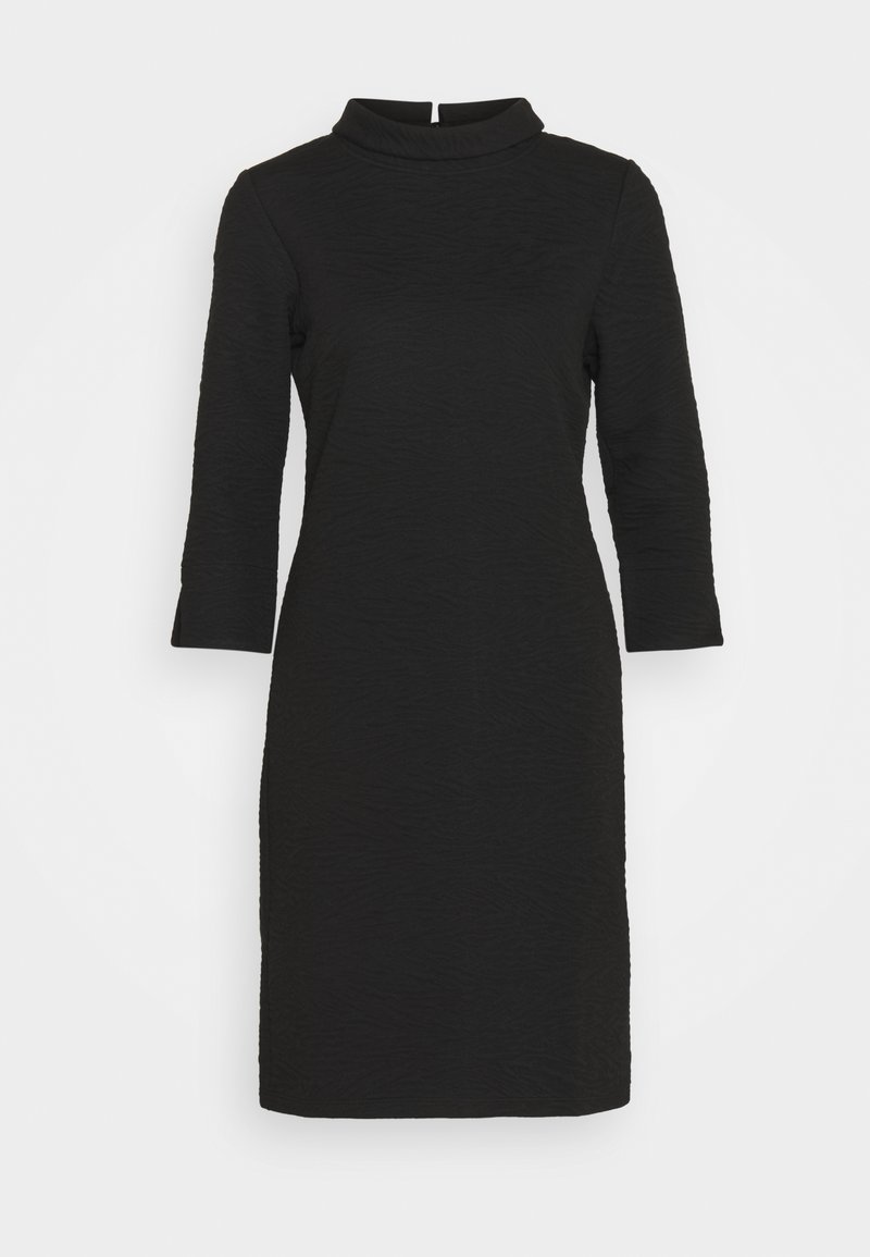 Vestito nero al ginocchio con maniche a tre quarti e colletto alto, caratterizzato da un tessuto leggermente strutturato e chiusura posteriore con cerniera.