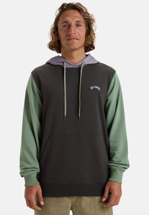 Sudadera con capucha en gris oscuro con mangas verdes y capucha color púrpura claro. Cuenta con un bolsillo frontal y un logo blanco en el pecho.
