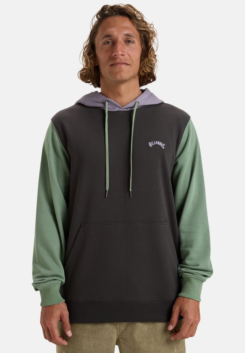 Sudadera con capucha en gris oscuro con mangas verdes y capucha color púrpura claro. Cuenta con un bolsillo frontal y un logo blanco en el pecho.