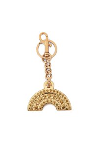 Złoty brelok w kształcie tęczy, ozdobiony okrągłymi �ćwiekami, przypięty do okrągłego zapięcia z łańcuszkiem.