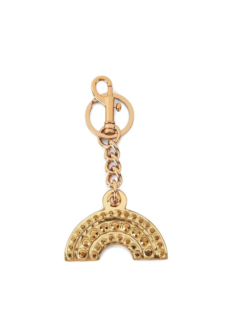 Złoty brelok w kształcie tęczy, ozdobiony okrągłymi ćwiekami, przypięty do okrągłego zapięcia z łańcuszkiem.