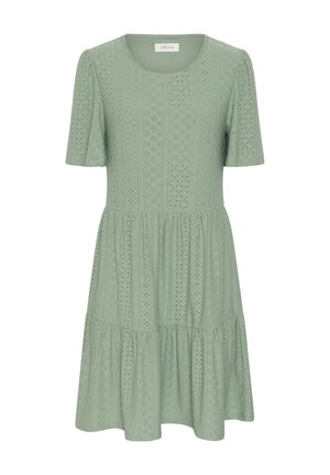 Krátke šaty svetlozelenej farby šalvie s okrúhlym výstrihom, vzormi z dierkovanej čipky a sukňou s viacerými vrstvami.