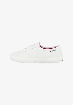 Weiße Leinenschuhe mit niedrigem Design, runden Schnürsenkeln, einer strukturierten Gummisohle und einem roten Innenfutter. Logo-Akzent an der Seite.