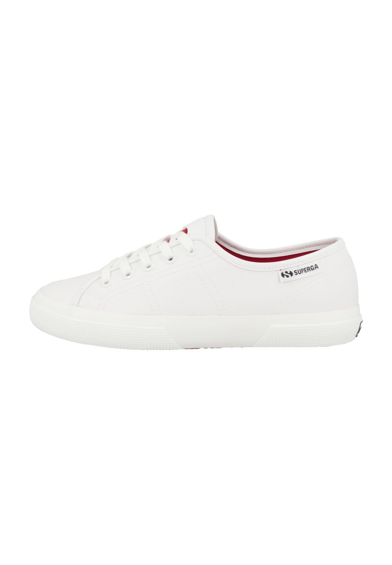 Bílé plátěné sneakerky s nízkým designem, kulatými tkaničkami, strukturovanou gumovou podrážkou a červeným vnitřkem. Logo na boční straně.