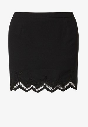 Sort mininederdel med scalloped kant og indviklede blonde detaljer langs den nederste kant.