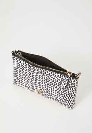 Petit clutch rectangulaire noir et blanc tacheté avec fermeture éclair dorée et logo, présenté partiellement ouvert sur un fond uni.