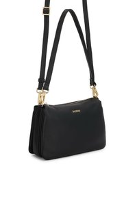 Borsa a tracolla in pelle nera con chiusura a zip, hardware dorato e tracolla regolabile. Texture liscia con una forma rettangolare elegante.