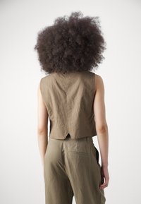 Gestuz LIZA WAISTCOAT - Mellény - stone gray