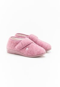 Pantofole in feltro rosa con una texture morbida, dotate di una fascetta in Velcro e un piccolo ricamo a forma di cuore sul lato, poggiate su una leggera suola in gomma.