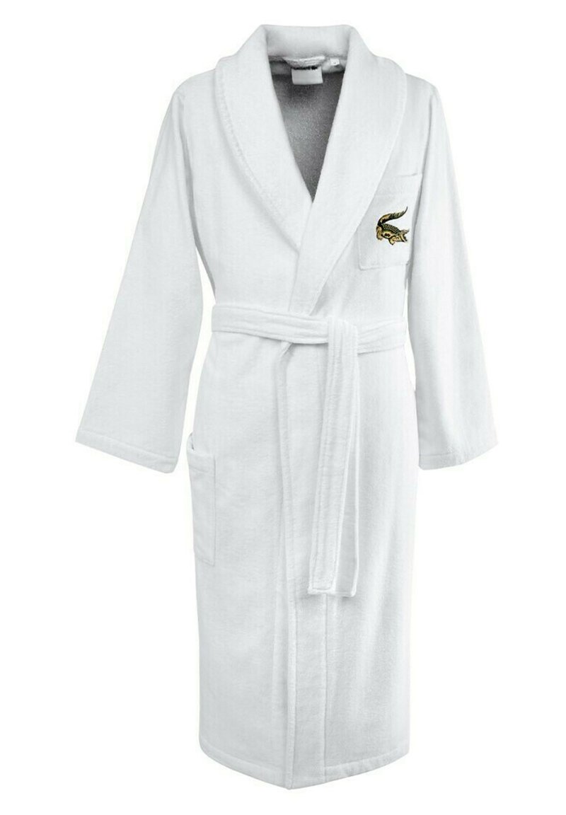 Accappatoio bianco in spugna con colletto a scialle, vita con cintura, due tasche frontali e logo ricamato sul petto sinistro.