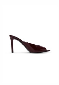 Burgunderfarbene Lackleder-Pumps mit offenem Zeh und elegantem Design, ausgestattet mit einem Stiletto-Absatz und einer glatten Textur.