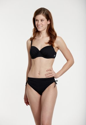 Črni bikini set z oblazinjeno, podprto zgornjo polovico z nastavljivimi naramnicami in usklajenimi hlačkami visoke pasu z bočnimi trakovi. Gladka tekstura.