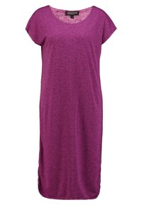 Lila knä-lång klänning gjord av mjukt, texturerat tyg. Har rund halsringning, korta ärmar och sidsprund för ökad rörelsefrihet.