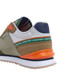 Tenisky s kombinovanými materiálmi, s panelmi v zelenej, hnedej a bielej farbe, oranžovým akcentom na päte a brandingom „JEANS PEPE“ po boku.