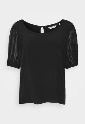 Czarna bluzka z przezroczystymi krótkimi bufkami, okrągłym dekoltem i małym zapięciem na guzik w kształcie oczka z tyłu kołnierza.