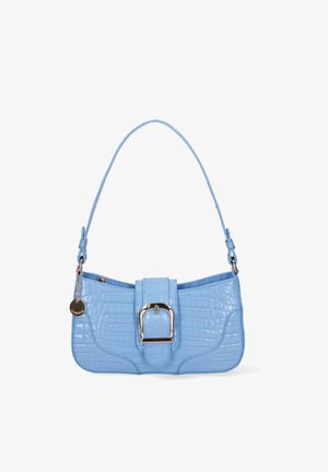 Lichtblauwe nepleer tas met krokodilstructuur in een strakke vorm, met een opvallende gesp, een dunne schouderband en metalen charme detail.