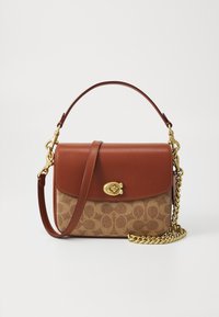 Sac à main en cuir marron avec un motif signature beige. Il présente une forme structurée, des accessoires en or et une bandoulière en chaîne détachable.