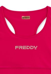 Camiseta deportiva sin mangas rosa, hecha de tela suave, con un diseño de cortes en la espalda y un logo plateado de FREDDY en la parte delantera.