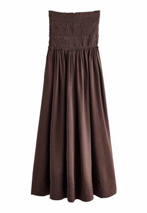 Strapless brown maxi dress with smocked elastic bodice and gathered flowing skirt, made of lightweight fabric.