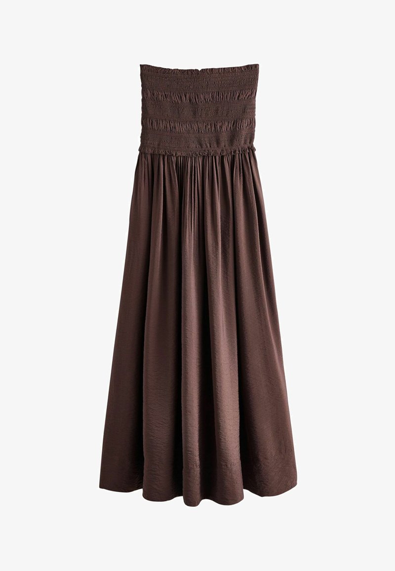 Robe longue marron sans bretelles avec corsage smocké élastique et jupe fluide froncée, en tissu léger.