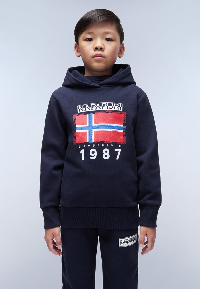 Sudadera navy con un gráfico frontal que presenta la bandera noruega, el texto "NAPAPIJRI" y el año "1987". Acompañada de pantalones navy a juego.