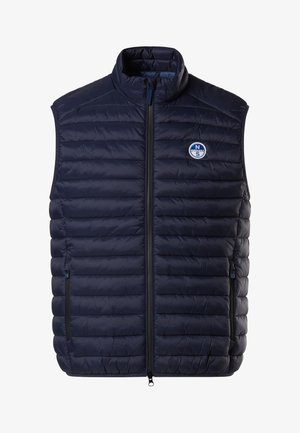 Marineblaue Steppweste mit hohem Kragen, horizontal gestepptem Design, Frontreißverschluss und zwei seitlichen Reißverschlusstaschen; verfügt über ein Logo-Patch auf der Brust.