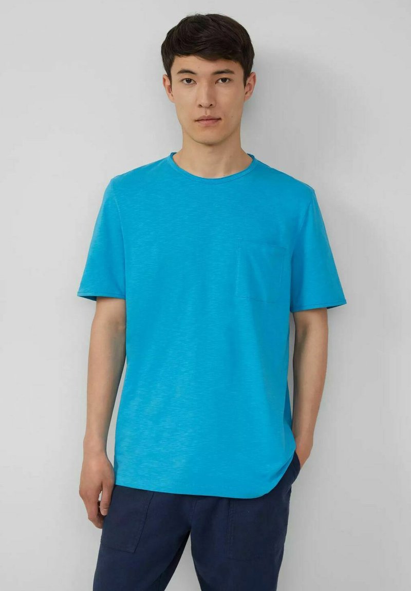 Turquoise short-sleeve t-shirt made of lightweight fabric. Features a round neckline and a small chest pocket. Smooth texture.