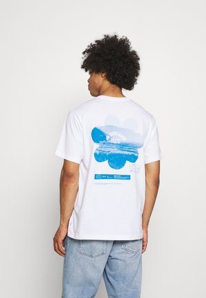 RELAXED FIT TEE UNISEX - Camiseta estampada - batwing scenic white