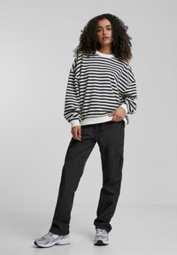 Urban Classics STRIPED CREWNECK - Sudadera - black whitesand