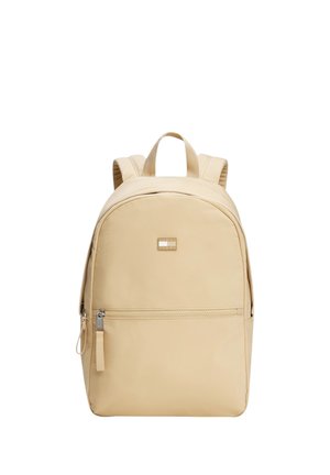 Zaino beige con tasca frontale con cerniera, maniglia superiore e spallacci imbottiti su sfondo bianco.