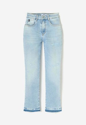 Jean en denim bleu clair avec une coupe droite, présentant un léger effet vieilli, un ourlet effiloché et un design traditionnel à cinq poches.