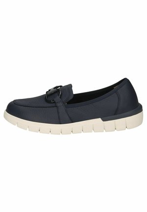Chaussure en cuir noir à enfiler avec une finition texturée, dotée d'une boucle décorative et d'une semelle en caoutchouc blanche et épaisse au design segmenté.