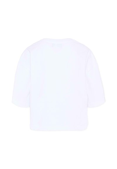 Chemise blanche à manches longues avec un col rond, vue de dos sur un fond blanc.