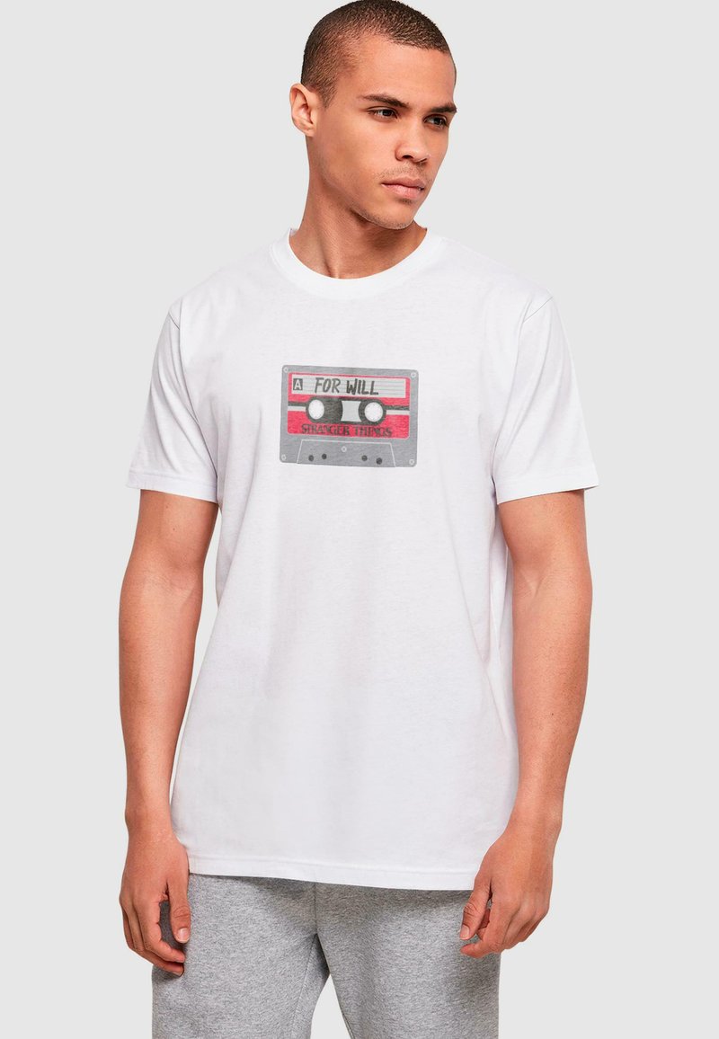 Hvit bomull T-skjorte med et grafisk motiv av en kassettbånd med røde og grå detaljer, merket "A FOR WILL" og "STRANGER THINGS."