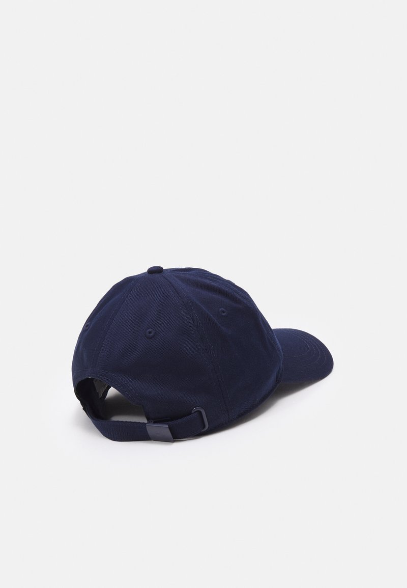 Cappellino da baseball in cotone blu navy con visiera curva, cinturino regolabile sul retro e fori di aerazione sui lati.